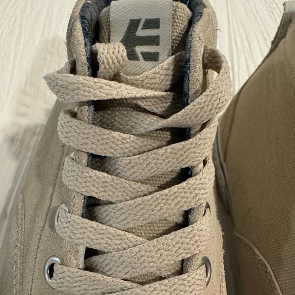 Etnies Jameson Vulc MT High Tops! Worn Twice, Like New! Style & Comfort! Size 9 - Picture 2 of 4